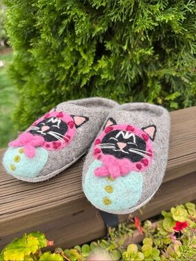100% wool and leather slippers XS US 6